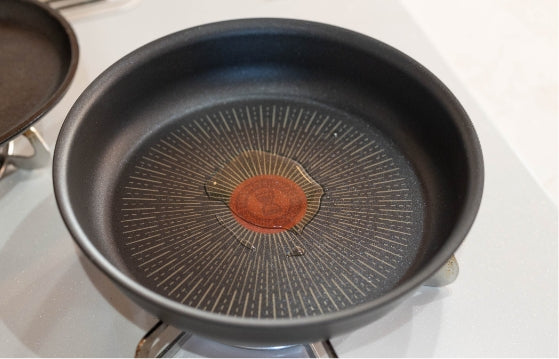 ①フライパンに油を引き十分に温めます。