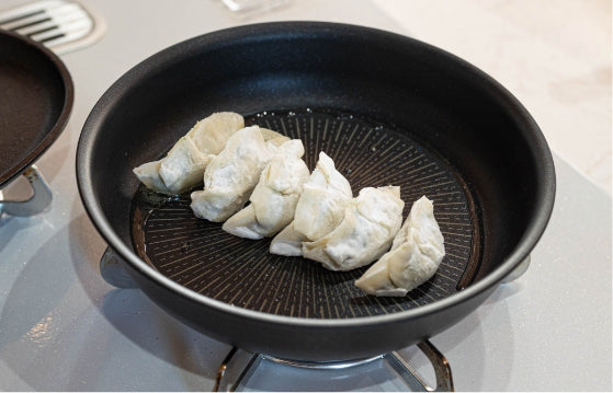 ②餃子(冷凍餃子の場合は凍ったまま)を間隔をあけて餃子を並べます。