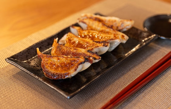 ④水分がなくなりチリチリと音がしてきたらお好みでごま油を回し入れ1〜2分焼き、こんがりと焼き色が付いたら完成です。