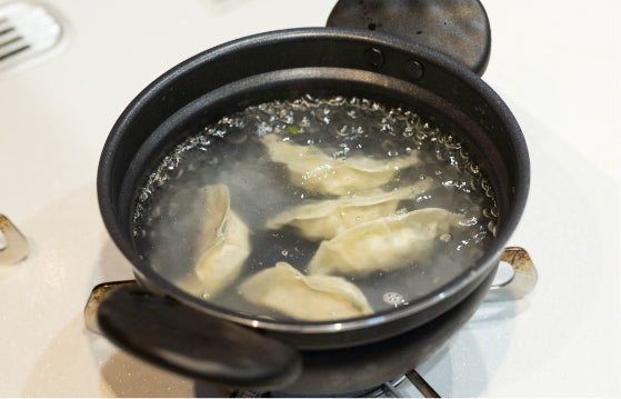 ②餃子がくっつかないようにバラバラに鍋に入れます。