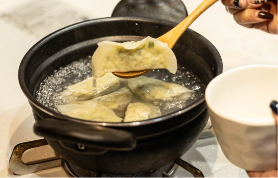③全体がふっくらとして餃子が浮き上がってきたら完成です。