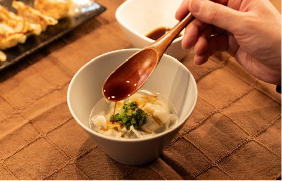 ④餃子を器に移し茹で汁を並々注ぎ、酢と醤油(お好みで辣油)をかけてスープ餃子のように。
